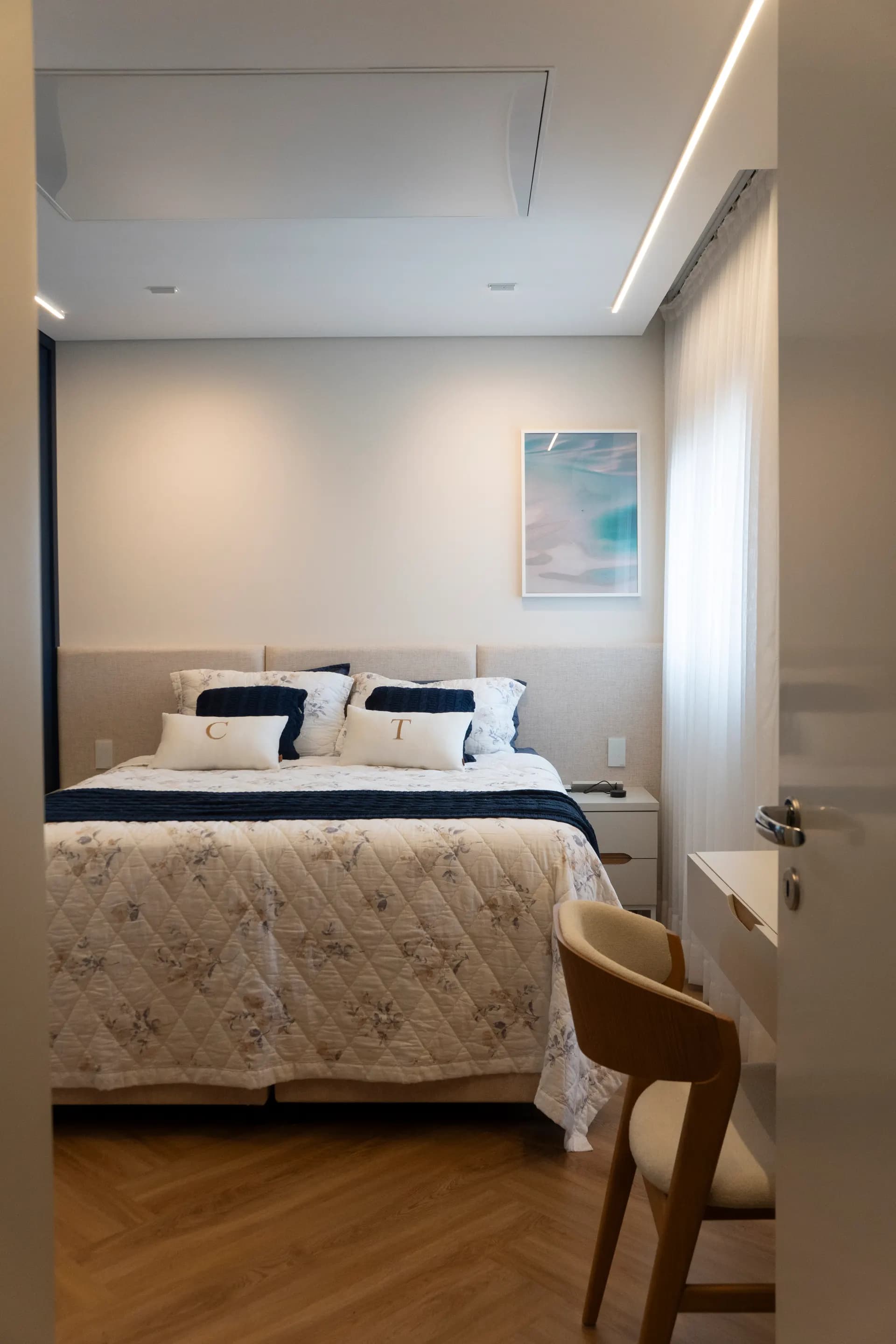 Quarto em tons navy e creme
