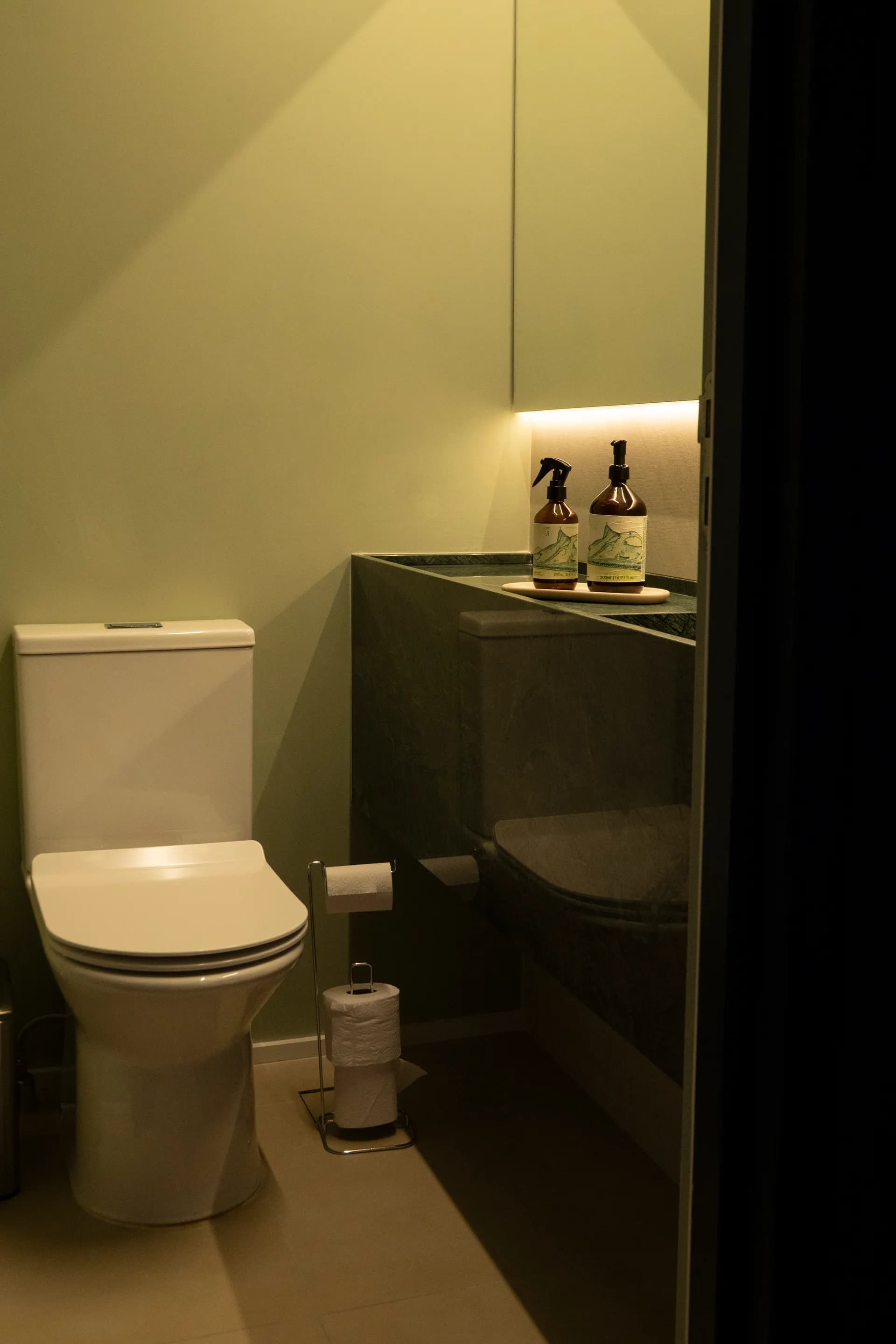 Cozinha aberta com adega iluminada